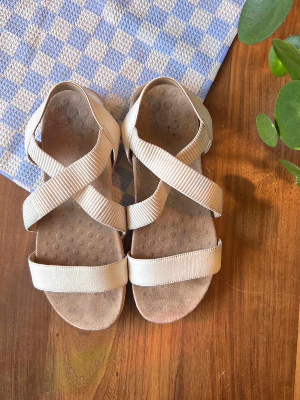 Vionic Women's Neutral Cream Elastic Cross-Strap Sandals